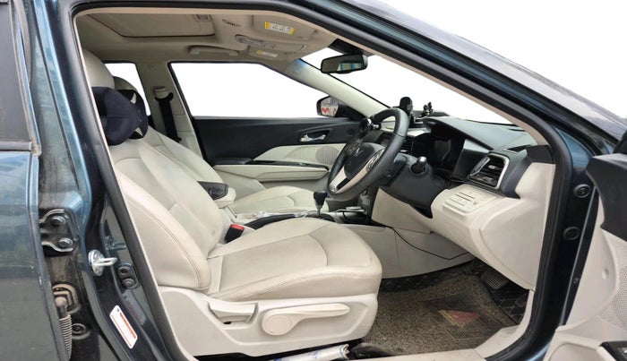 2024 Mahindra XUV300 W8 (O) 1.2 PETROL AMT, Petrol, Automatic, 17,477 km, interior