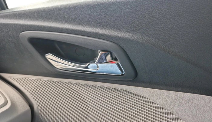 2024 Mahindra XUV300 W8 (O) 1.2 PETROL AMT, Petrol, Automatic, 17,477 km, interior