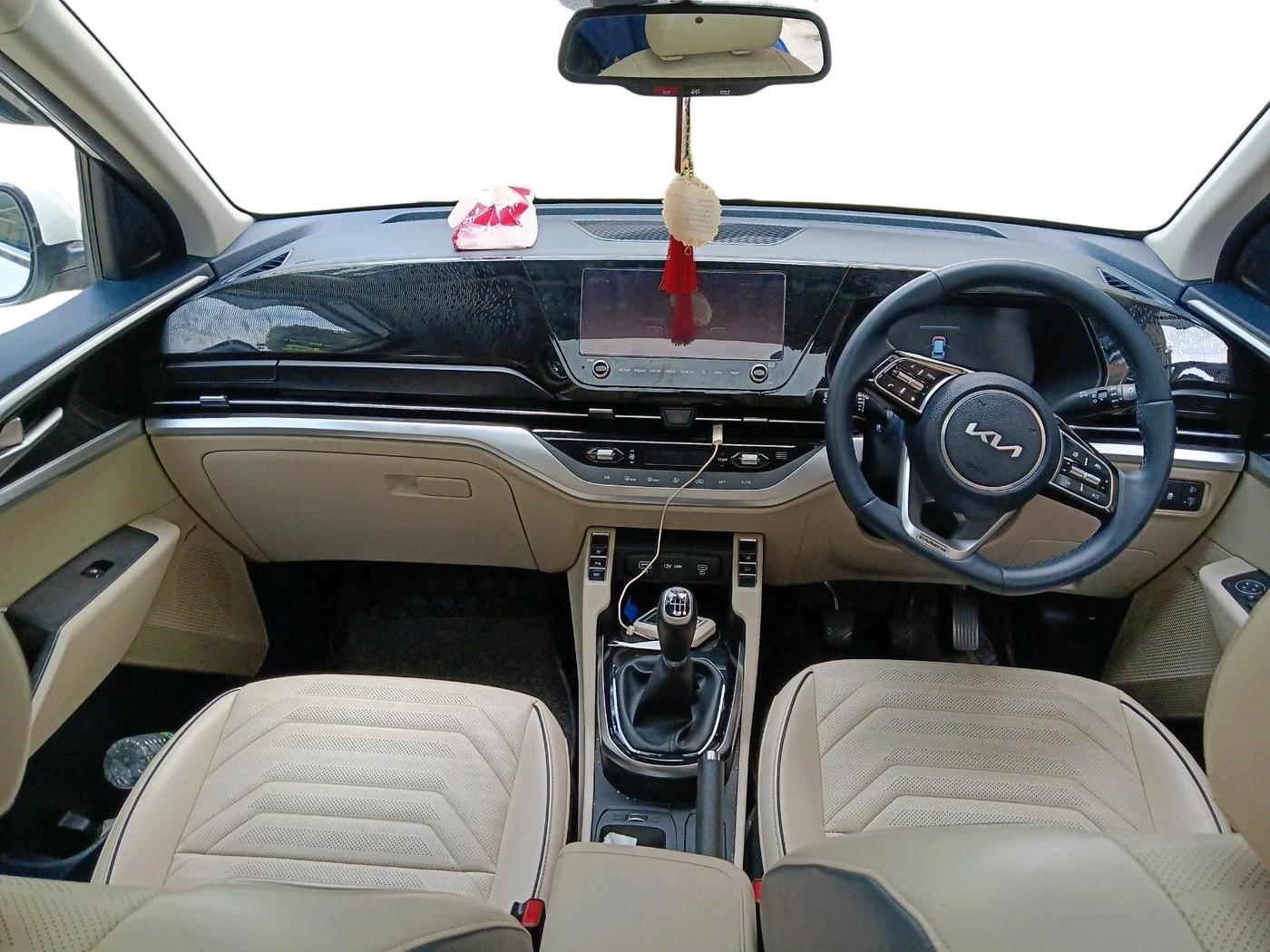 2022 KIA CARENS LUXURY PLUS 1.4 PETROL 7 STR, Petrol, Manual, 6,127 km, interior
