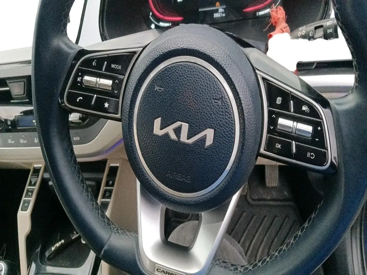 2023 KIA CARENS LUXURY PLUS 1.5 IMT PETROL, Petrol, Manual, 33,521 km, interior