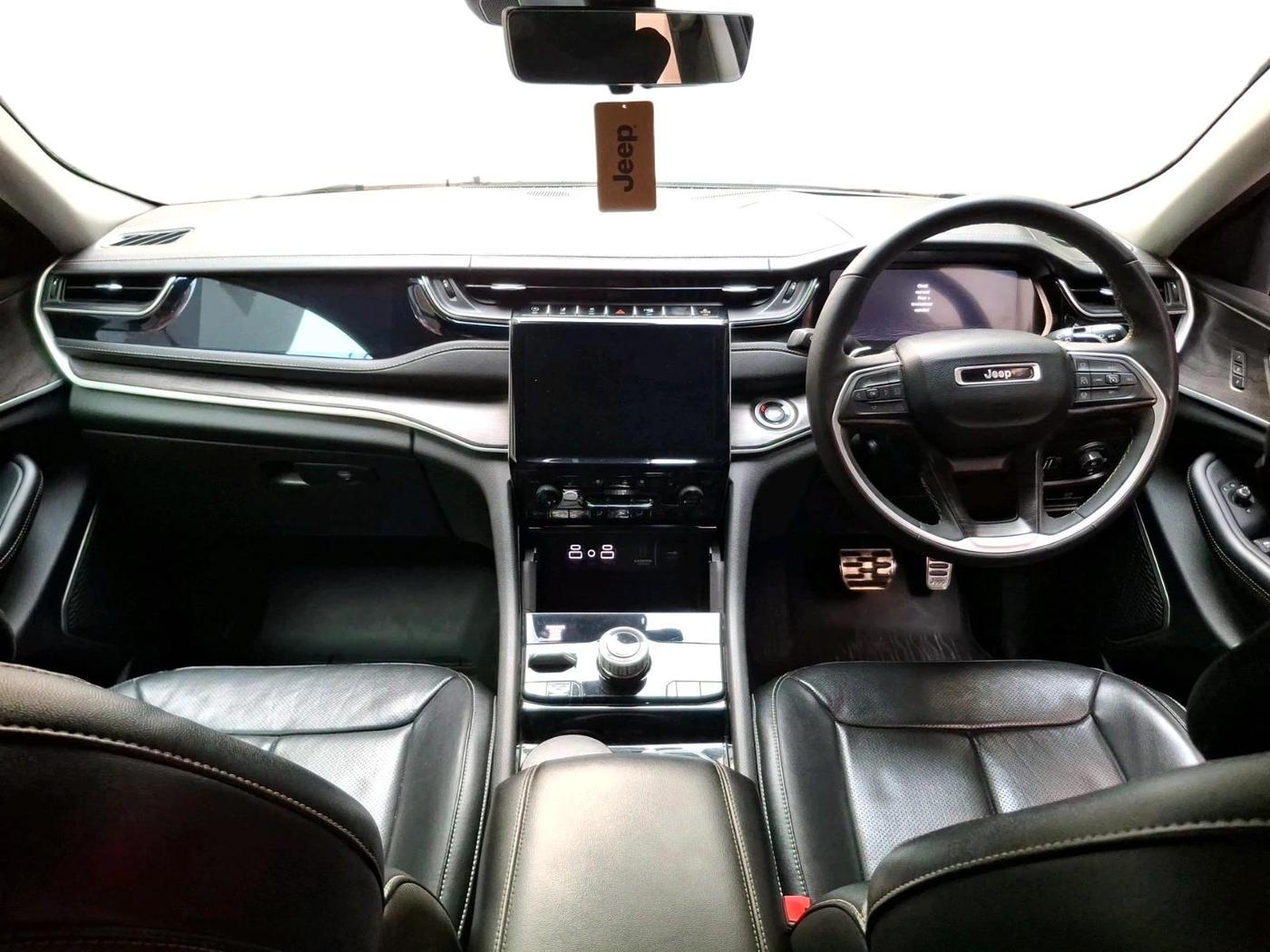 2023 Jeep GRAND CHEROKEE LIMITED (O) 4X4 AT, Petrol, Automatic, 14,642 km, interior