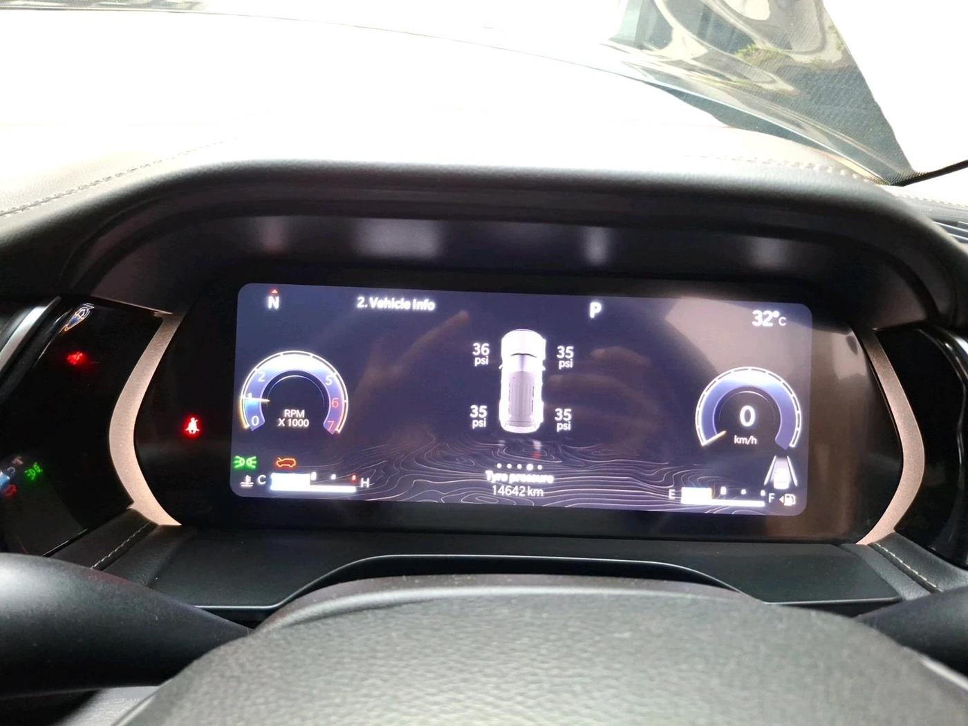 2023 Jeep GRAND CHEROKEE LIMITED (O) 4X4 AT, Petrol, Automatic, 14,642 km, interior
