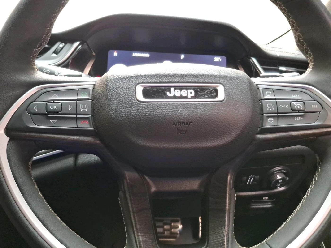 2023 Jeep GRAND CHEROKEE LIMITED (O) 4X4 AT, Petrol, Automatic, 14,642 km, interior