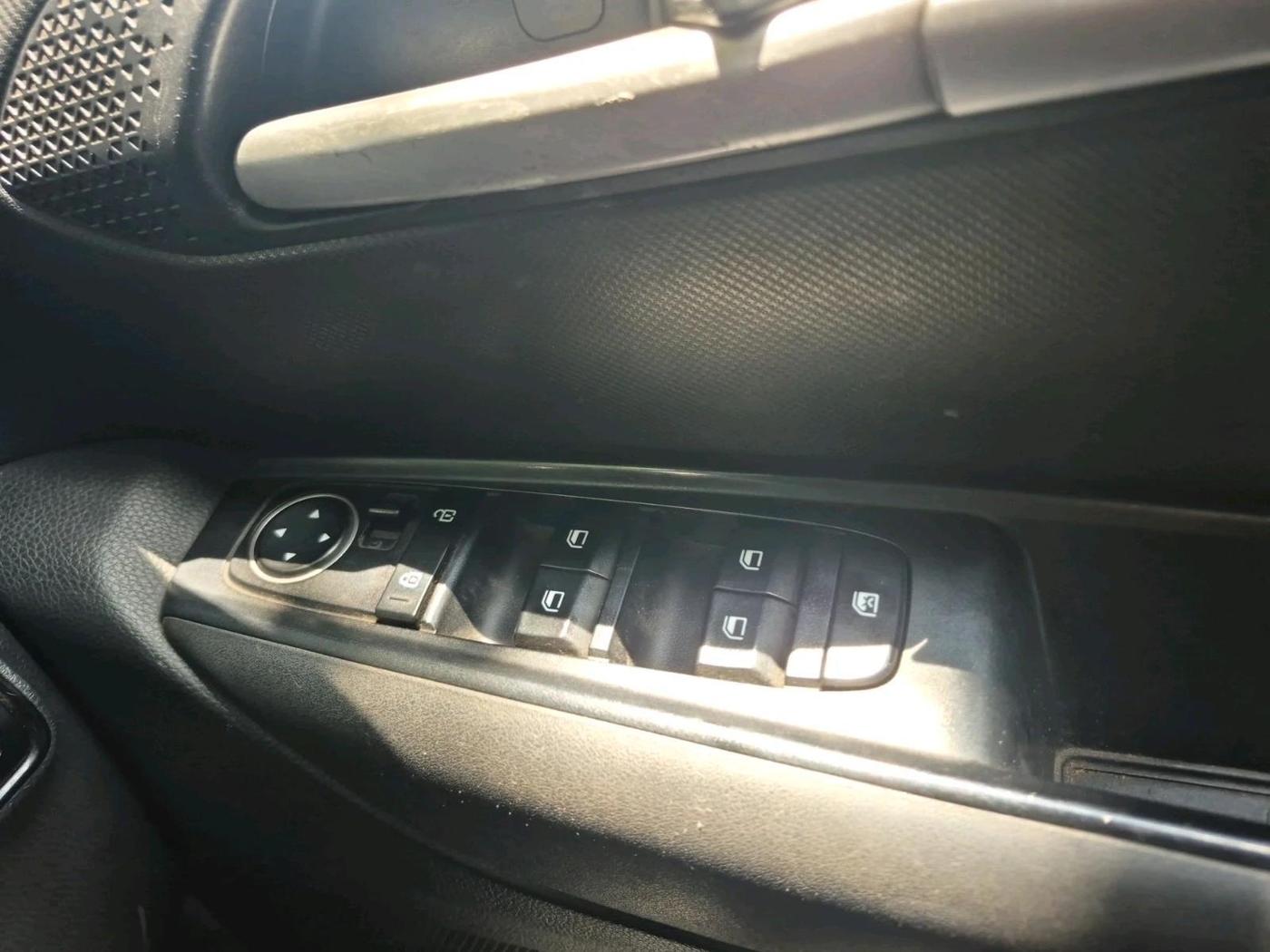 2022 KIA SONET HTK 1.2, Petrol, Manual, 73,054 km, interior