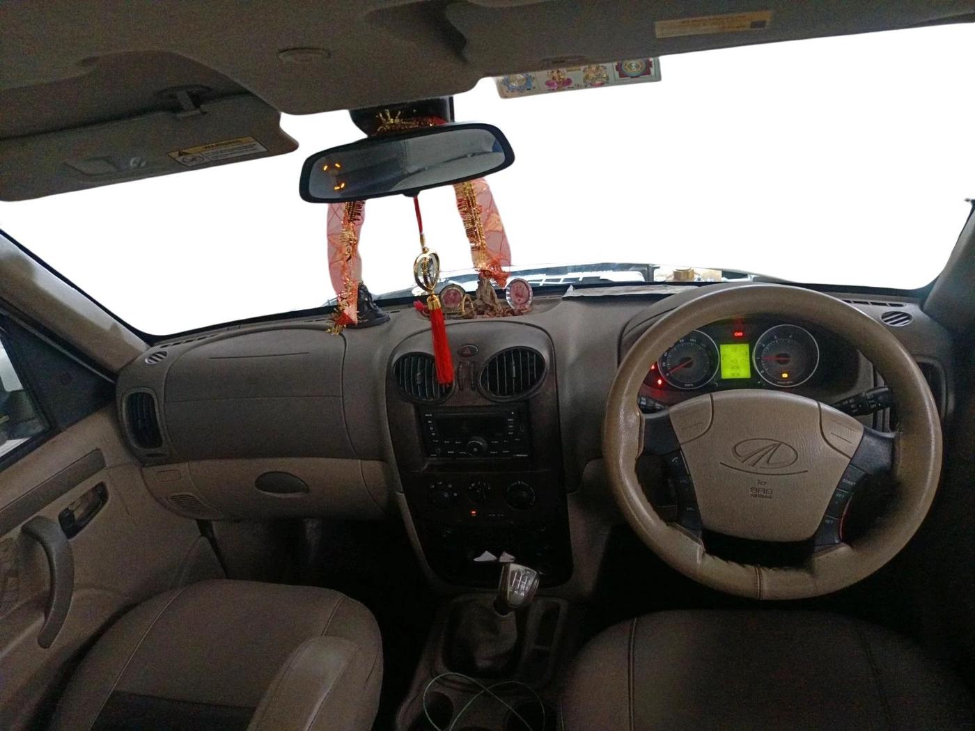 2013 Mahindra Scorpio VLX 2WD, Diesel, Manual, 43,104 km, interior