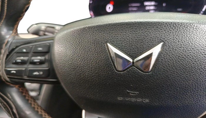 2022 Mahindra XUV700 AX 5 D MT 7 STR, Diesel, Manual, 73,092 km, interior