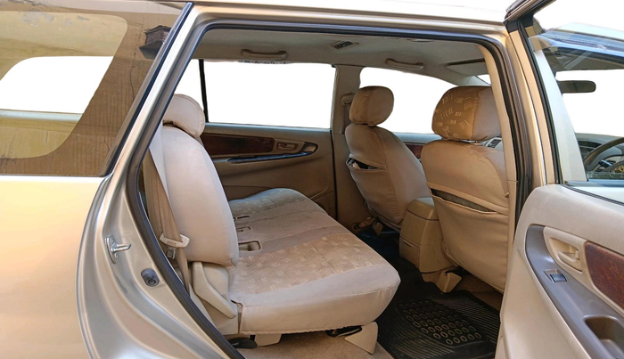 2011 Toyota Innova 2.5 G4 8 STR, Diesel, Manual, 51,074 km, interior