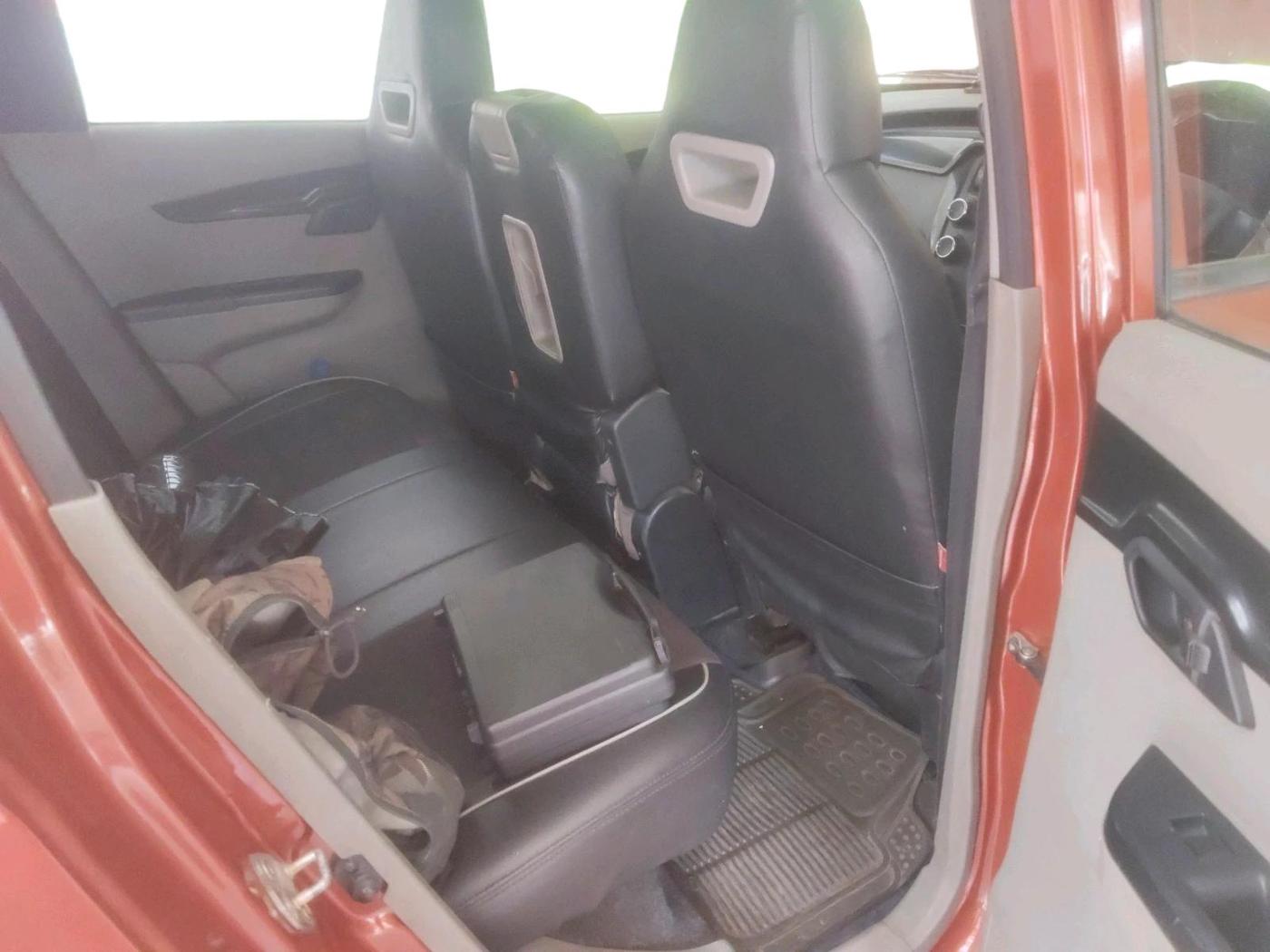 2017 Mahindra Kuv100 K4 6 STR, Petrol, Manual, 77,404 km, interior