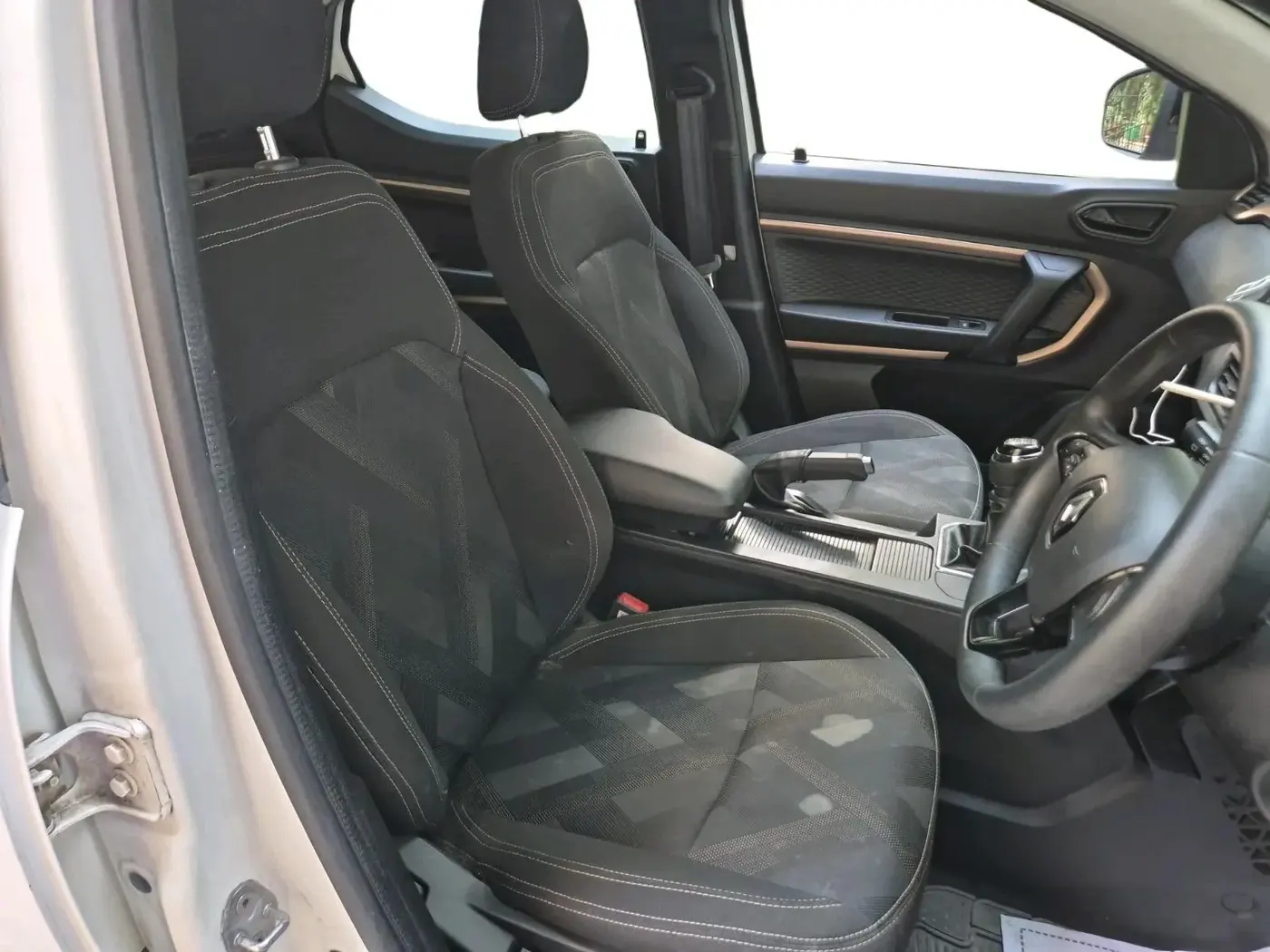 2022 Renault Kiger RXT (O) MT, Petrol, Manual, 360 km, interior