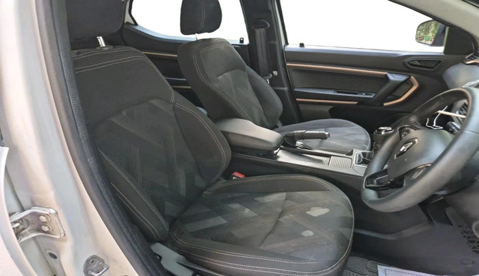 2022 Renault Kiger RXT (O) MT, Petrol, Manual, 360 km, interior