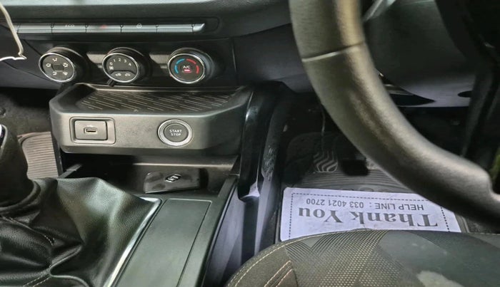 2022 Renault Kiger RXT (O) MT, Petrol, Manual, 360 km, interior