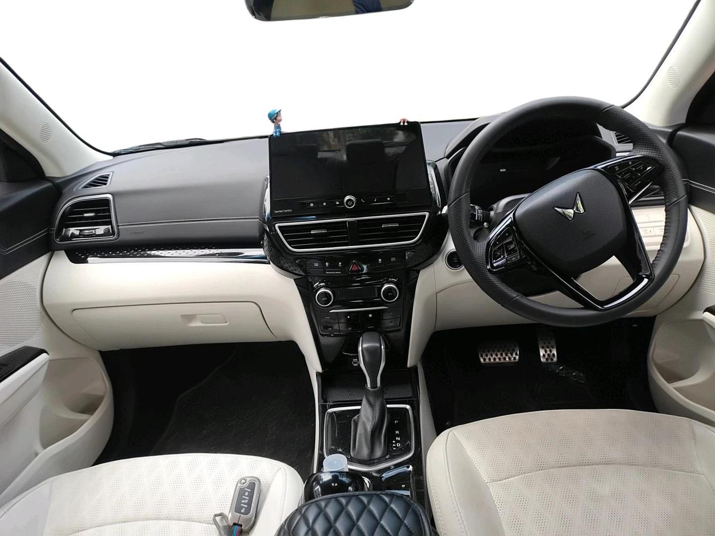 2024 Mahindra XUV 3XO AX7L 1.2 Petrol AT, Petrol, Automatic, 8,475 km, interior