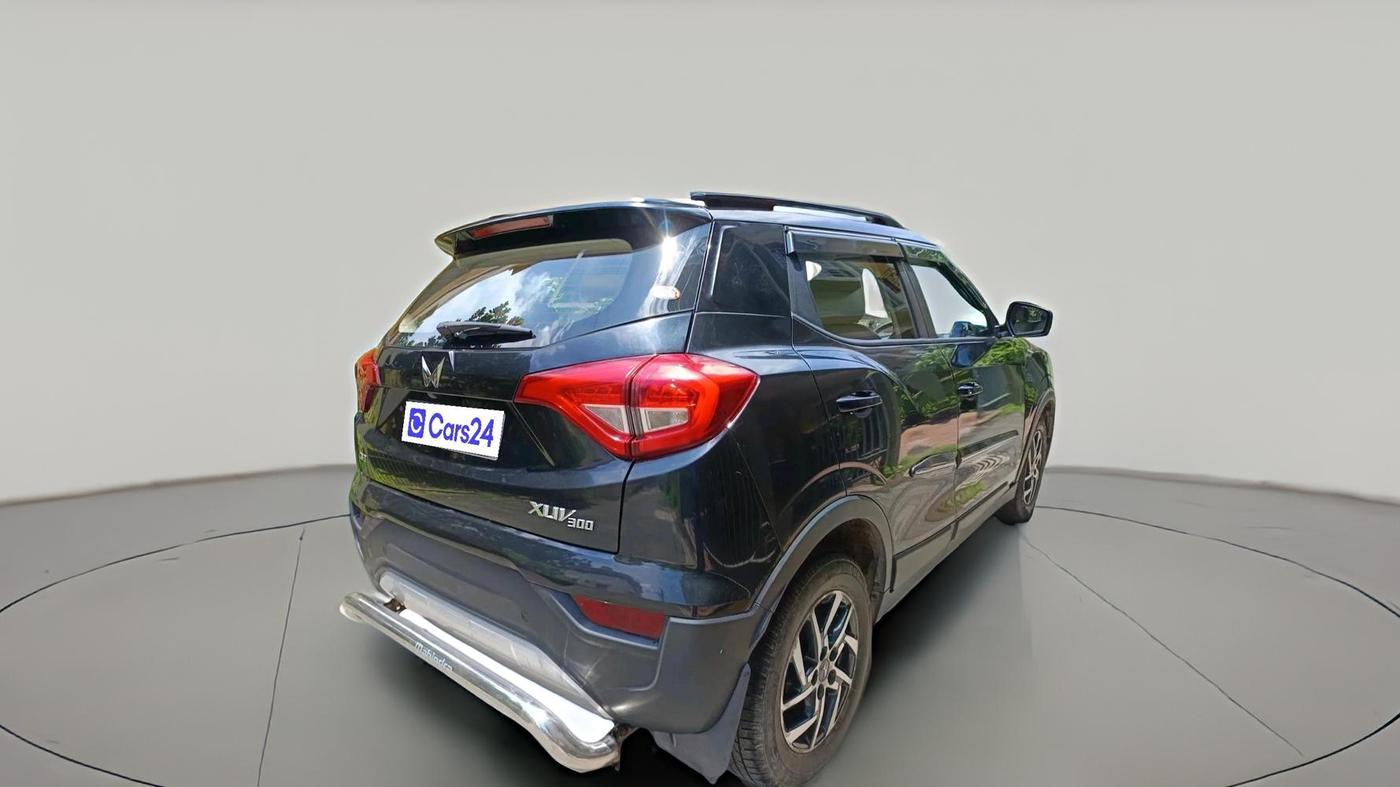 2022 Mahindra XUV300 W8 (O) 1.2 PETROL, Petrol, Manual, 11,737 km, exterior