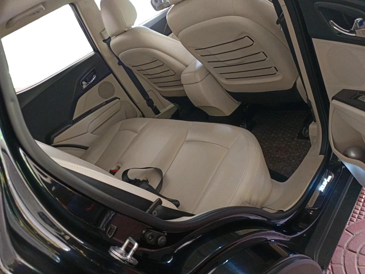 2022 Mahindra XUV300 W8 (O) 1.2 PETROL, Petrol, Manual, 11,737 km, interior