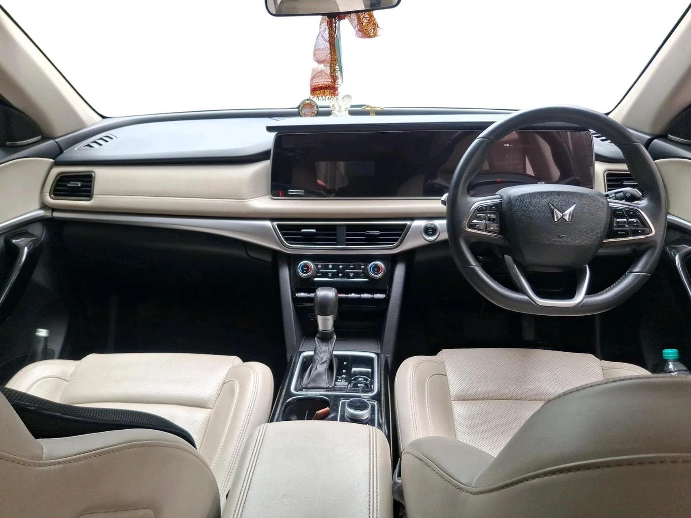 2024 Mahindra XUV700 AX 7 LUXURY D AT 7 STR, Diesel, Automatic, 46,148 km, interior