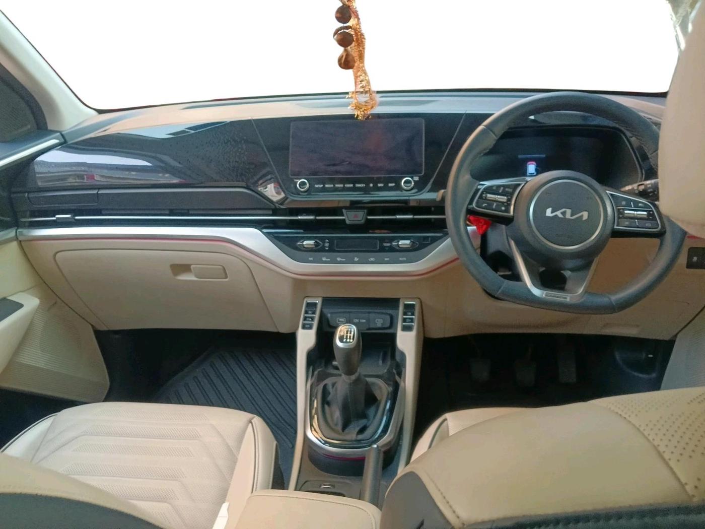 2022 KIA CARENS LUXURY PLUS 1.4 PETROL 6 STR, Petrol, Manual, 11,050 km, interior