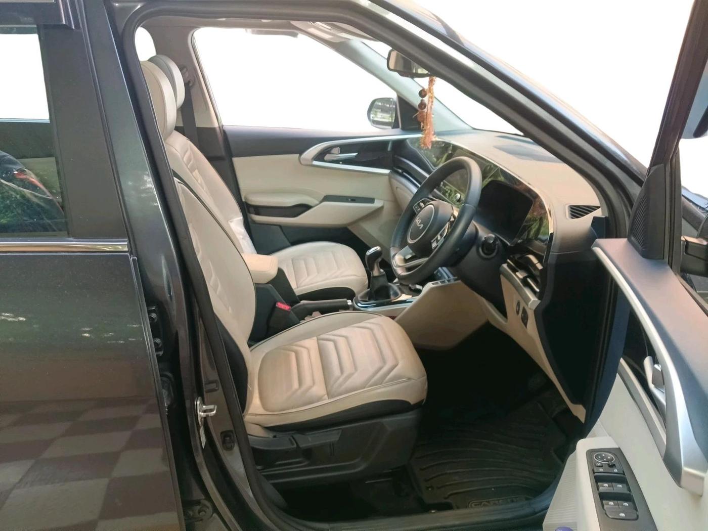 2022 KIA CARENS LUXURY PLUS 1.4 PETROL 6 STR, Petrol, Manual, 11,050 km, interior
