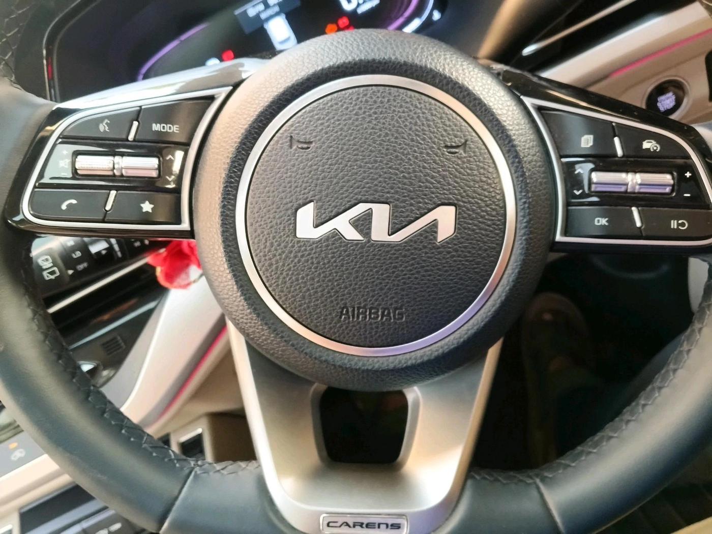2022 KIA CARENS LUXURY PLUS 1.4 PETROL 6 STR, Petrol, Manual, 11,050 km, interior