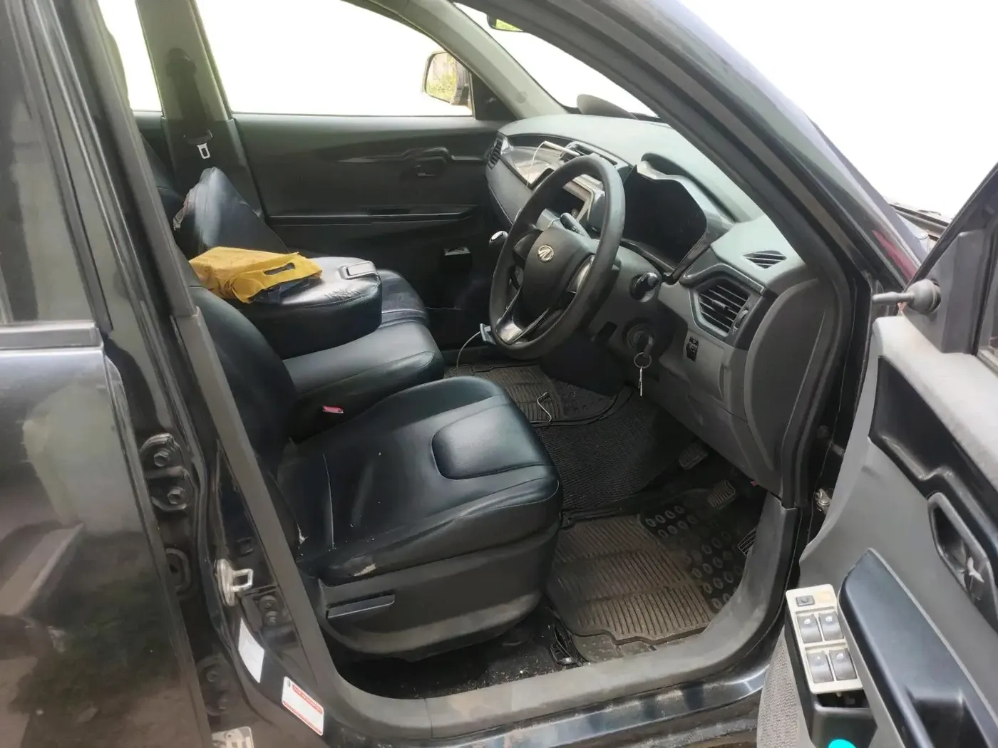 2018 Mahindra KUV 100 NXT K2 P 6 STR, Petrol, Manual, 1,07,081 km, interior