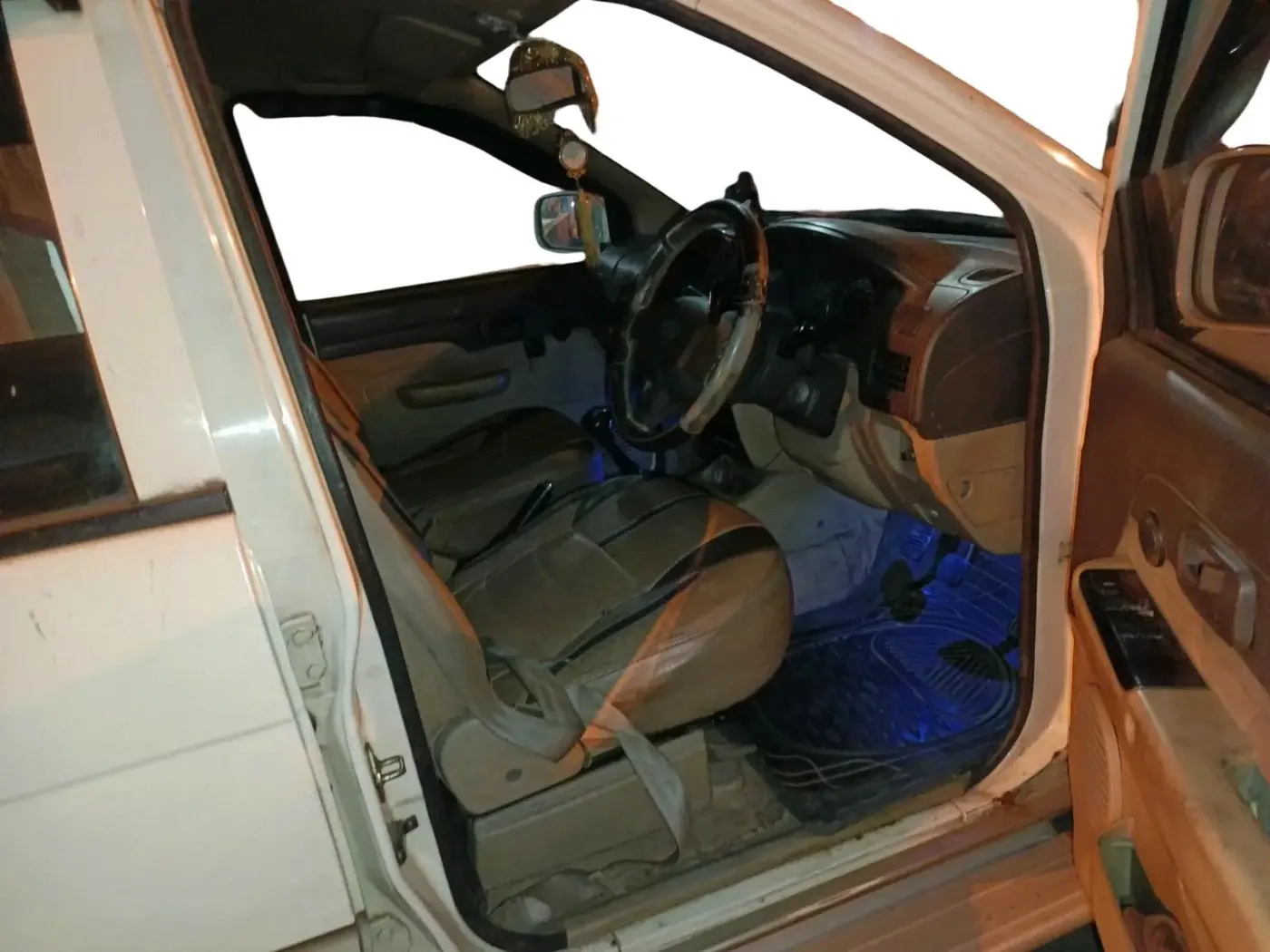 2013 Chevrolet Tavera NEO 3 LT 8 STR BS IV, Diesel, Manual, 1,25,179 km, interior