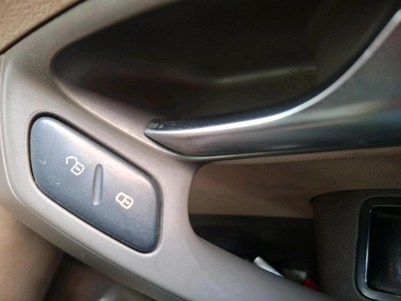 2013 Volkswagen Vento COMFORTLINE 1.6, Petrol, Manual, 65,306 km, interior
