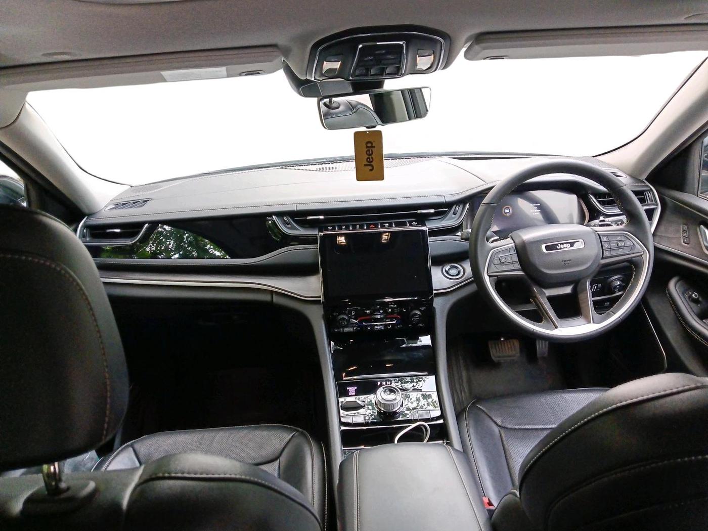 2024 Jeep GRAND CHEROKEE LIMITED (O) 4X4 AT, Petrol, Automatic, 20,463 km, interior