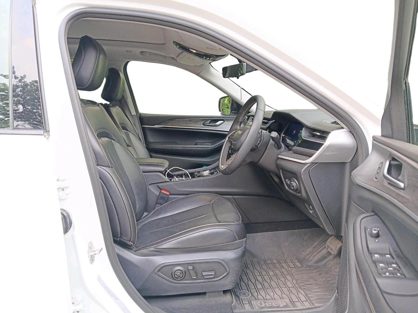 2024 Jeep GRAND CHEROKEE LIMITED (O) 4X4 AT, Petrol, Automatic, 20,463 km, interior