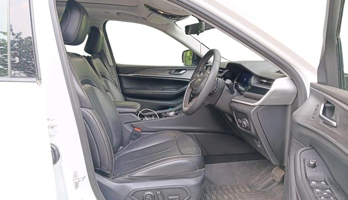 2024 Jeep GRAND CHEROKEE LIMITED (O) 4X4 AT, Petrol, Automatic, 20,463 km, interior