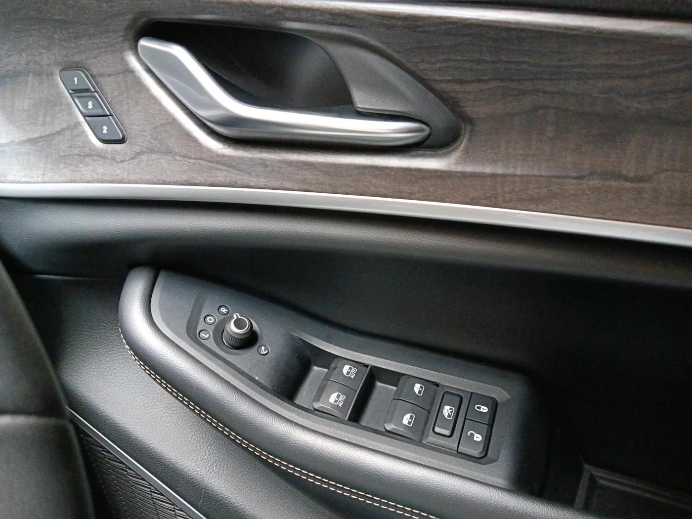 2024 Jeep GRAND CHEROKEE LIMITED (O) 4X4 AT, Petrol, Automatic, 20,463 km, interior