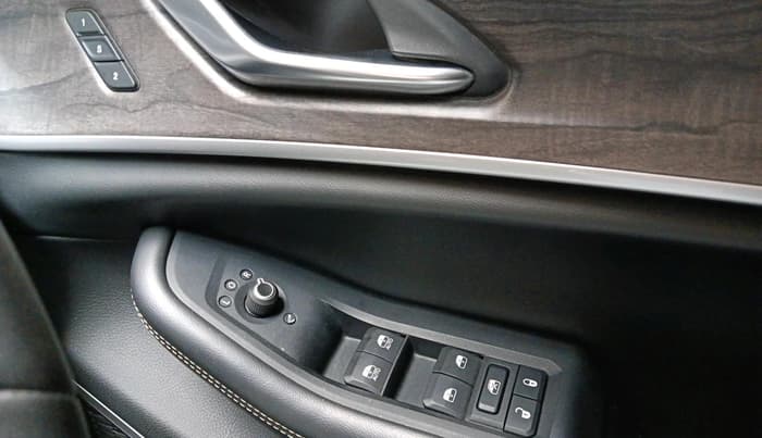 2024 Jeep GRAND CHEROKEE LIMITED (O) 4X4 AT, Petrol, Automatic, 20,463 km, interior