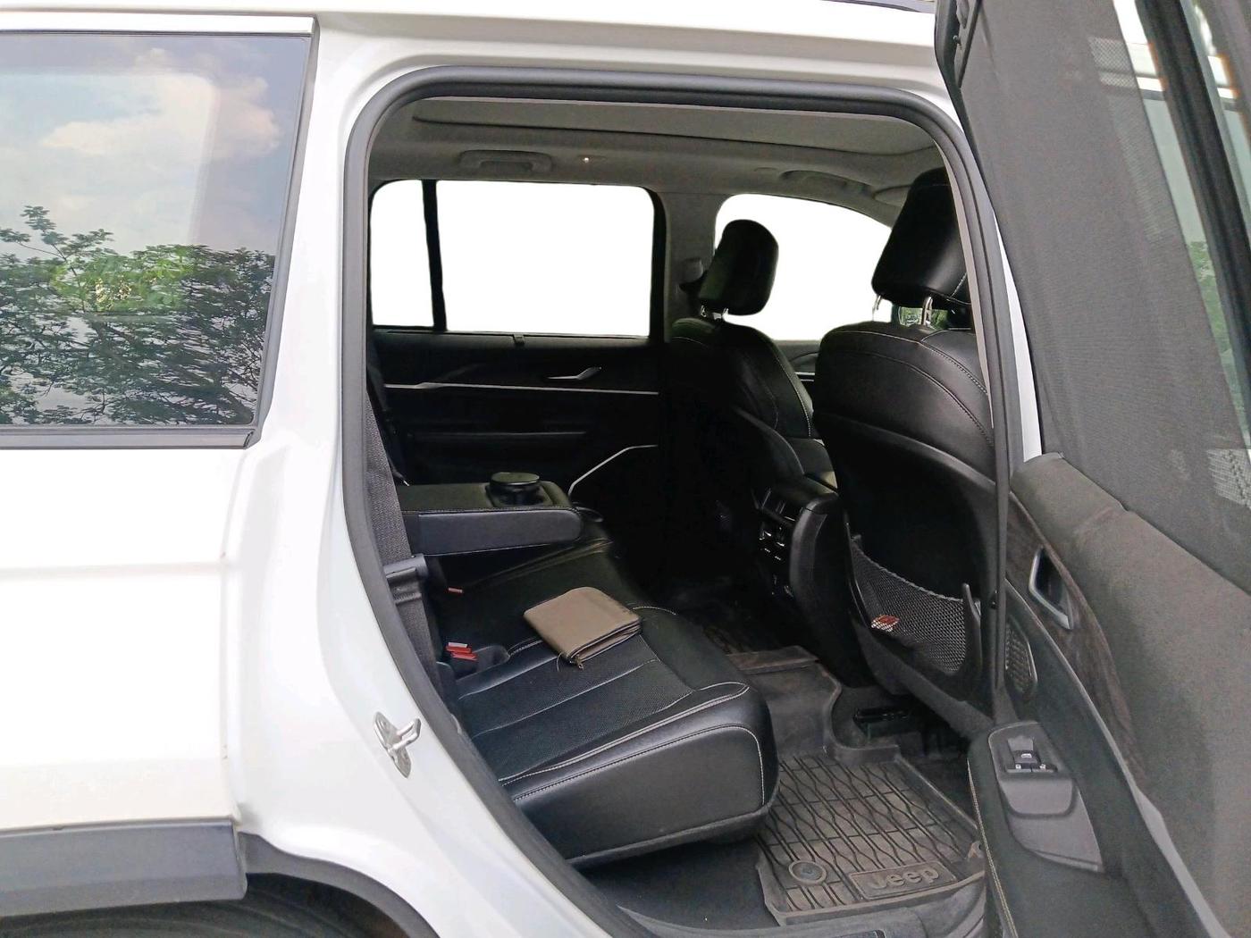 2024 Jeep GRAND CHEROKEE LIMITED (O) 4X4 AT, Petrol, Automatic, 20,463 km, interior