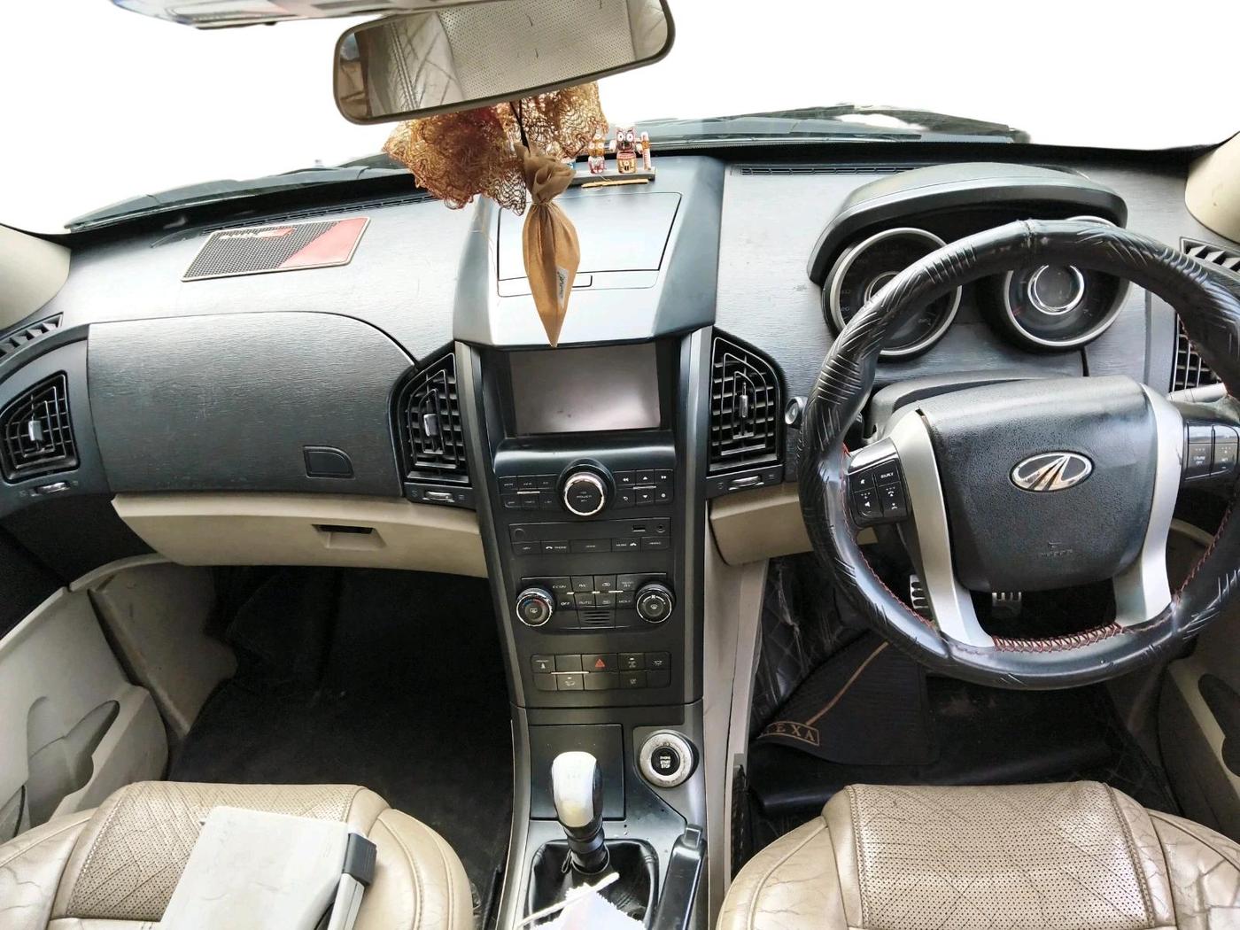 2015 Mahindra XUV500 W10, Diesel, Manual, 1,20,915 km, interior