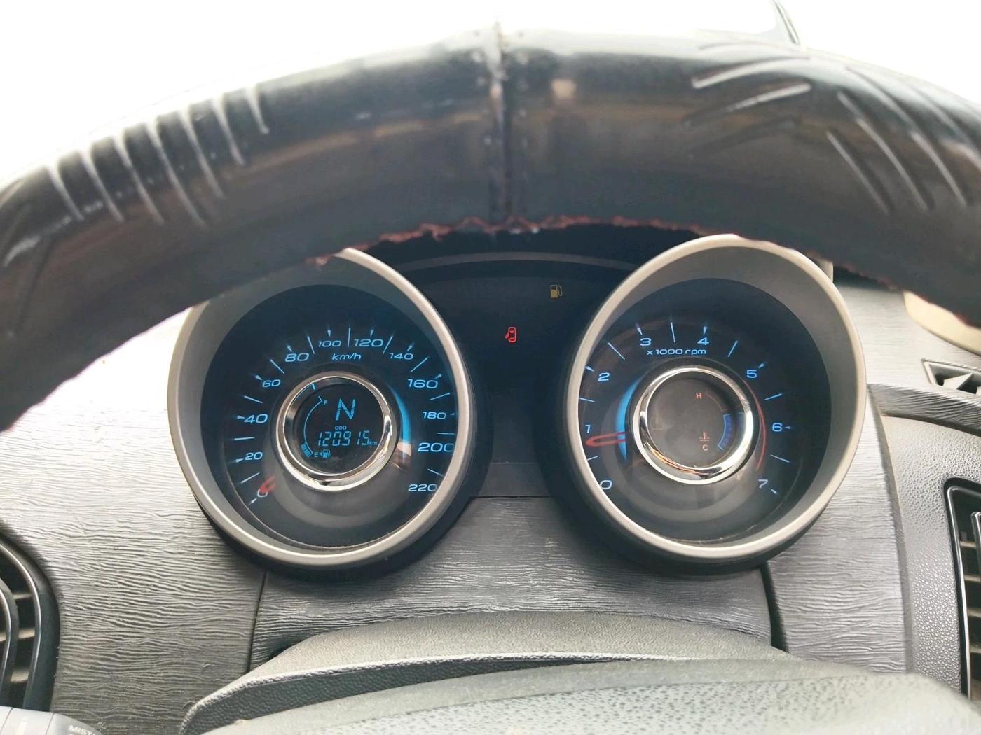 2015 Mahindra XUV500 W10, Diesel, Manual, 1,20,915 km, interior