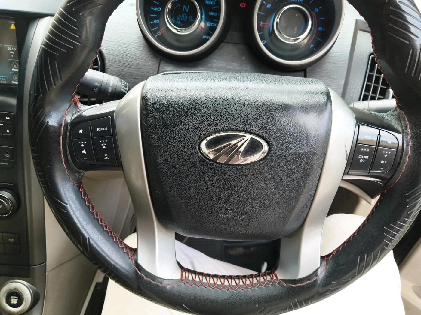 2015 Mahindra XUV500 W10, Diesel, Manual, 1,20,915 km, interior