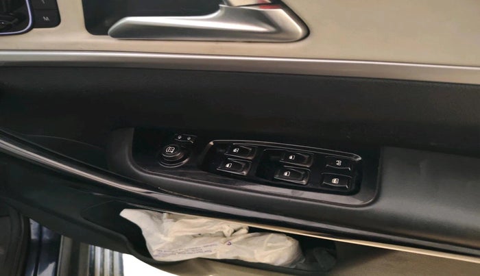 2023 Mahindra XUV700 AX 7 LUXURY D AT 7 STR, Diesel, Automatic, 68,761 km, interior