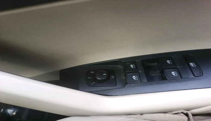 2023 Volkswagen VIRTUS HIGHLINE TSI 1.0 AT, Petrol, Automatic, 17,987 km, interior