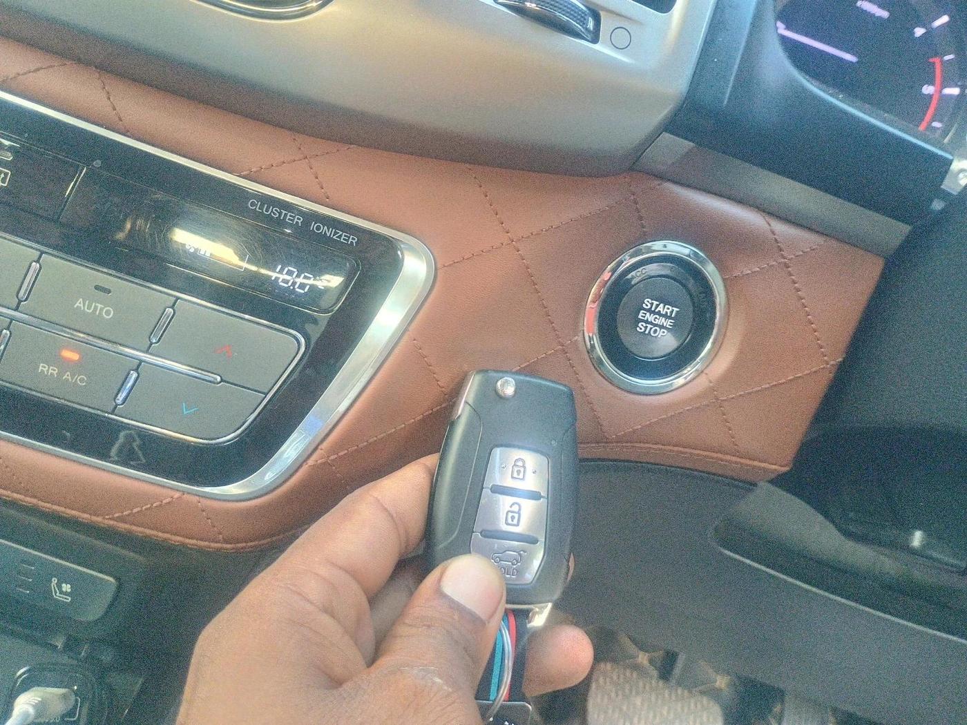 2019 Mahindra ALTURAS G4 4WD AT, Diesel, Automatic, 1,19,929 km, interior