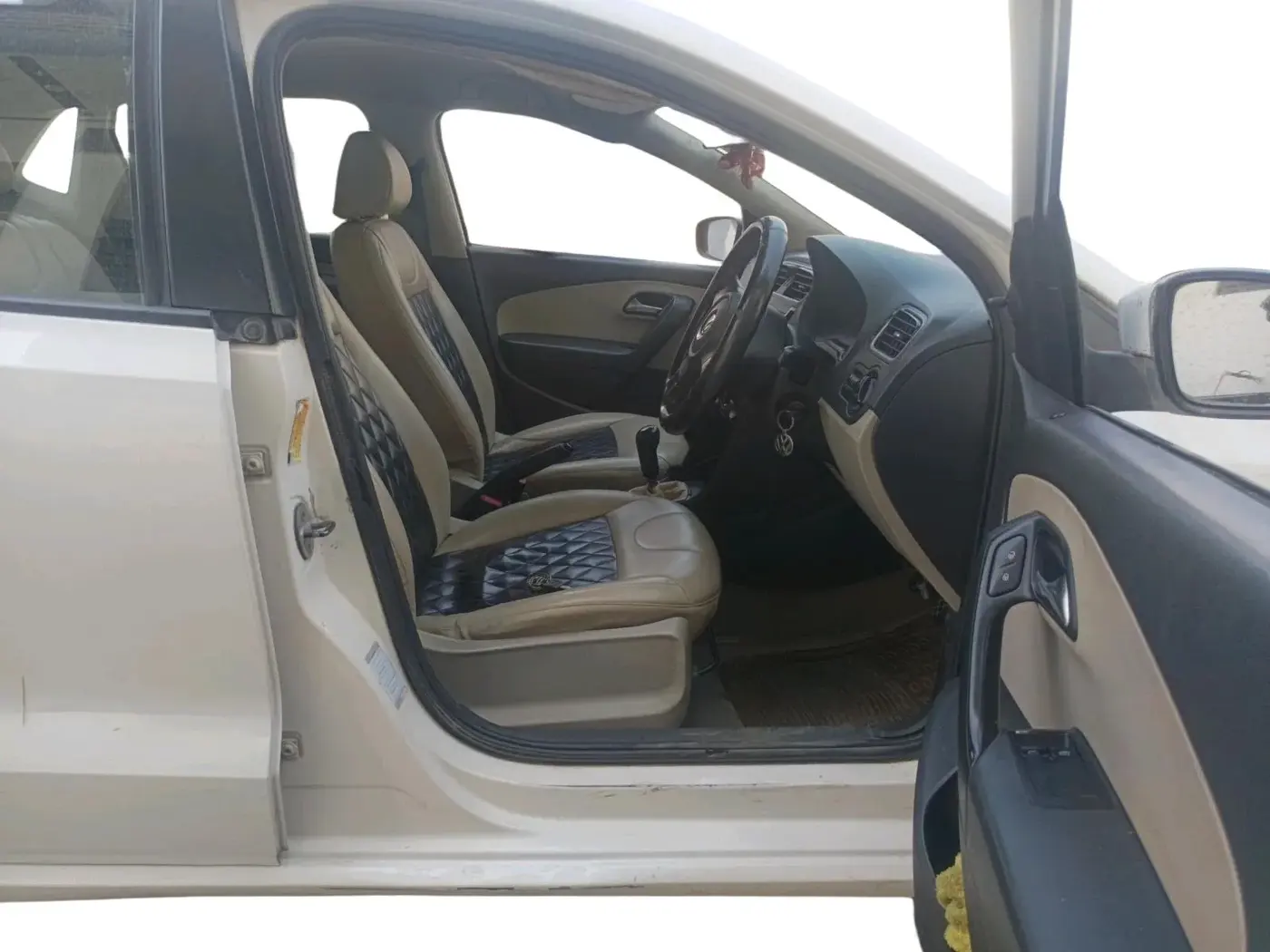 2011 Volkswagen Polo TRENDLINE 1.2L PETROL, Petrol, Manual, 1,42,174 km, interior