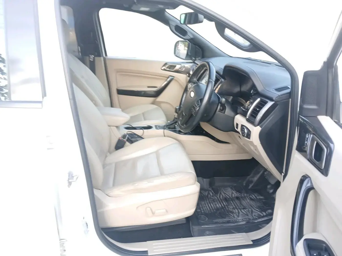 2021 Ford Endeavour TITANIUM PLUS 2.0 4X2 AT SUNROOF, Diesel, Automatic, 1,39,805 km, interior