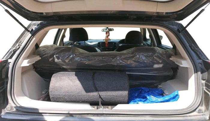 2022 Mahindra XUV300 W6 1.2 PETROL, Petrol, Manual, 25,932 km, exterior