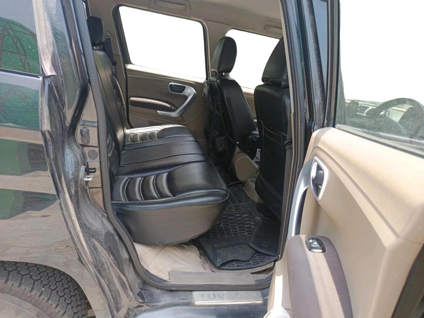 2016 Mahindra TUV300 T8, Diesel, Manual, 1,88,537 km, interior