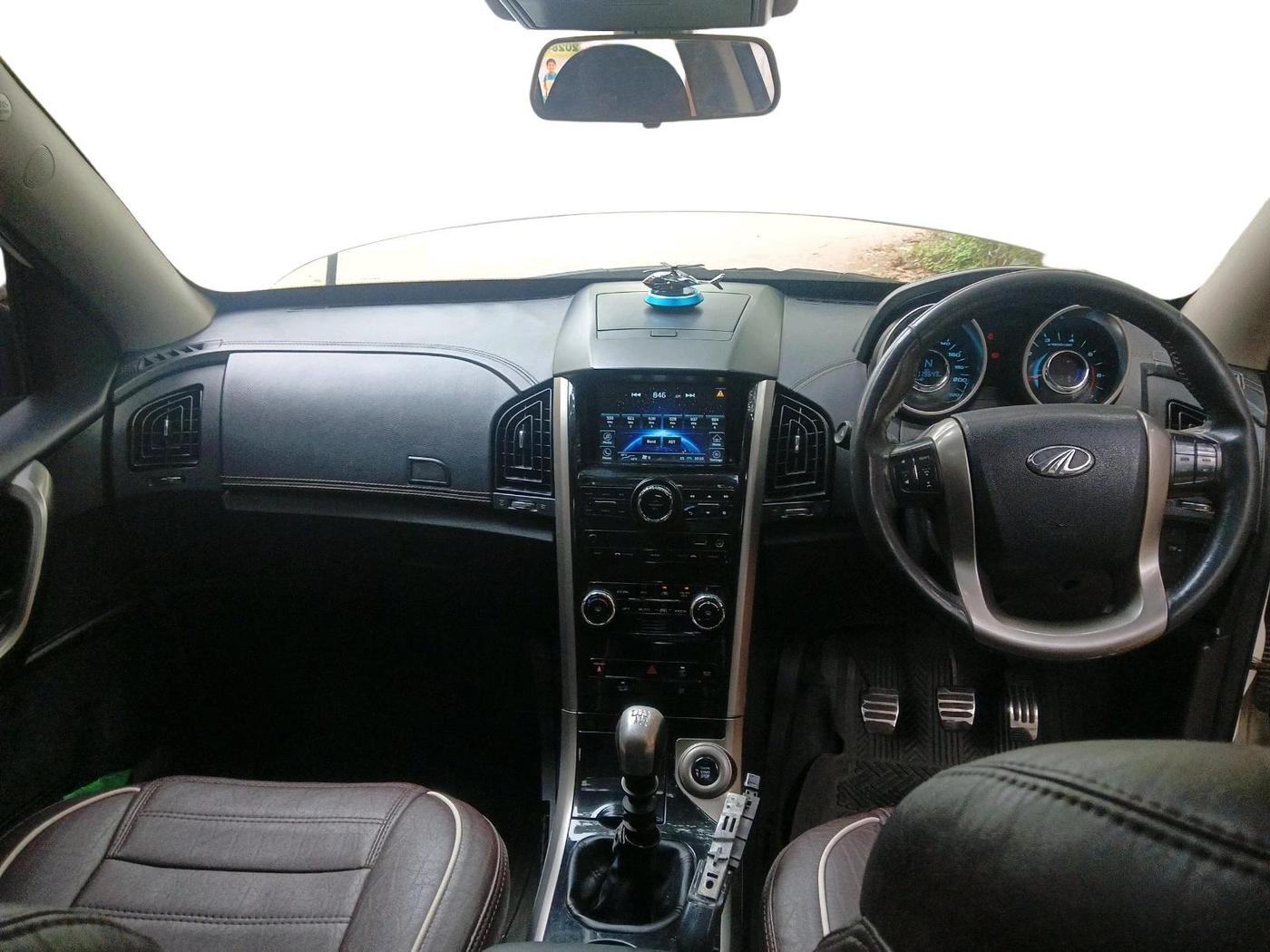2018 Mahindra XUV500 W11, Diesel, Manual, 1,19,649 km, interior