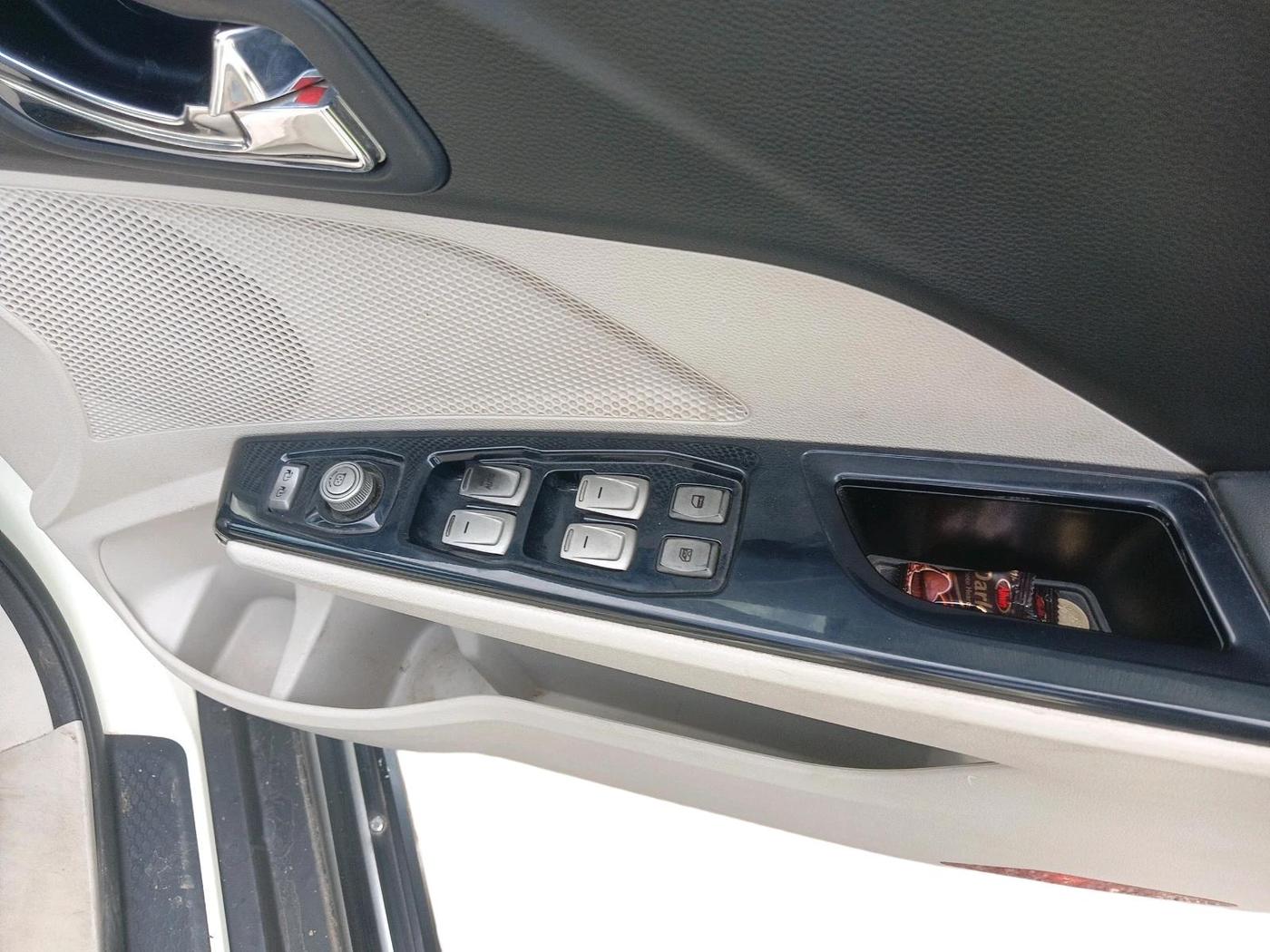2019 Mahindra XUV300 W8 (O) 1.5 DIESEL, Diesel, Manual, 1,62,606 km, interior