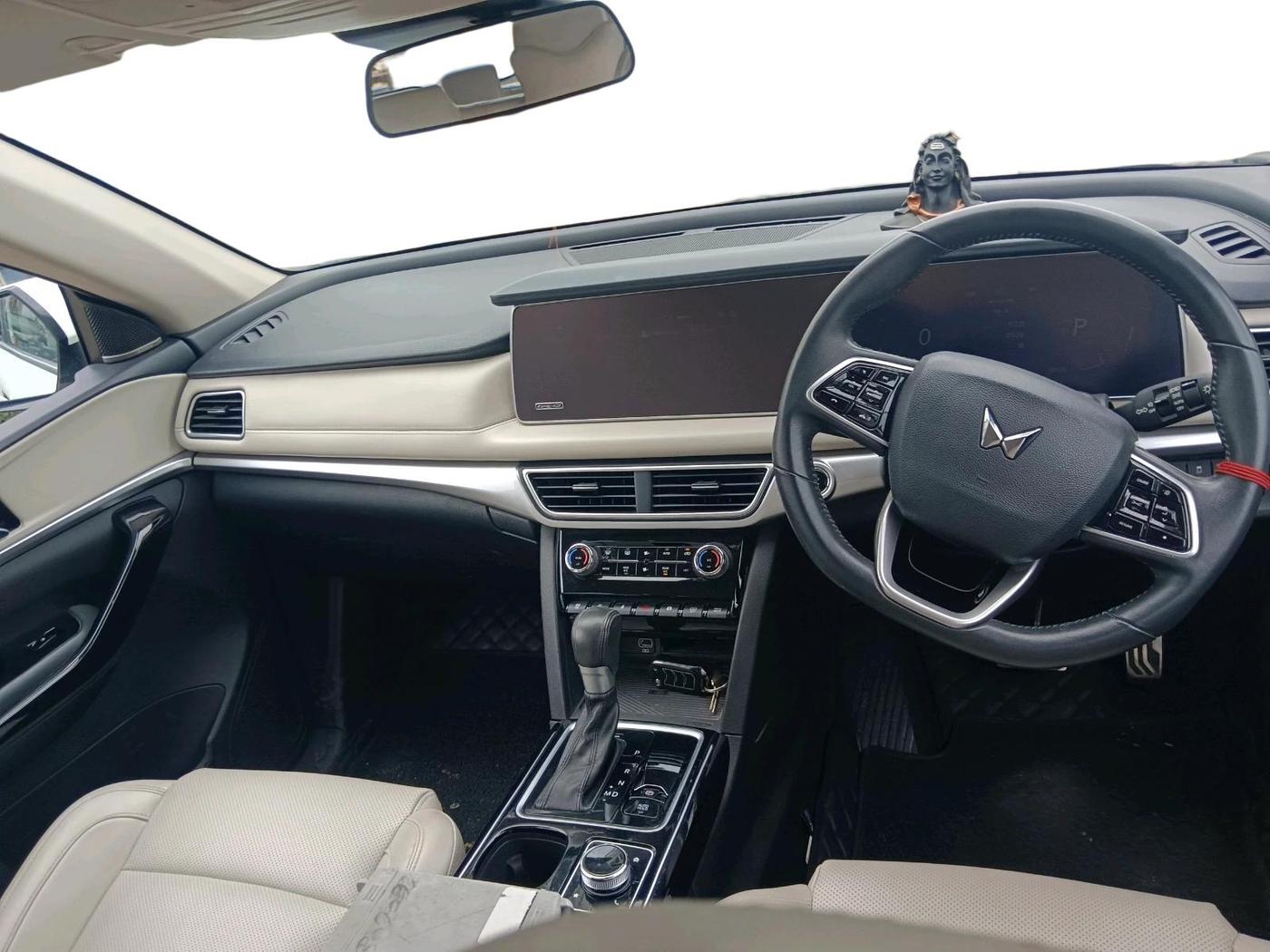 2023 Mahindra XUV700 AX 7 LUXURY D AT 7 STR, Diesel, Automatic, 67,726 km, interior
