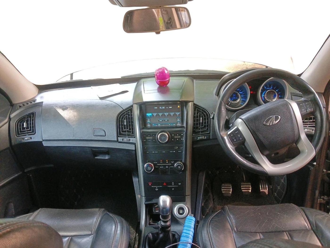 2017 Mahindra XUV500 W10, Diesel, Manual, 1,32,972 km, interior