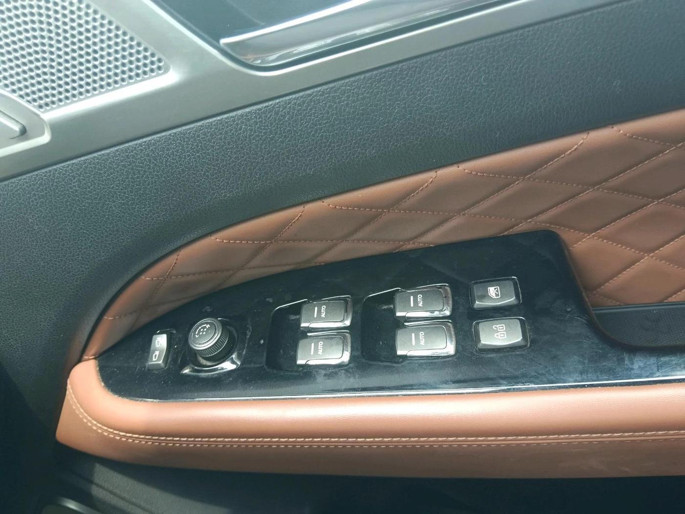 2022 Mahindra ALTURAS G4 4WD AT, Diesel, Automatic, 1,05,840 km, interior