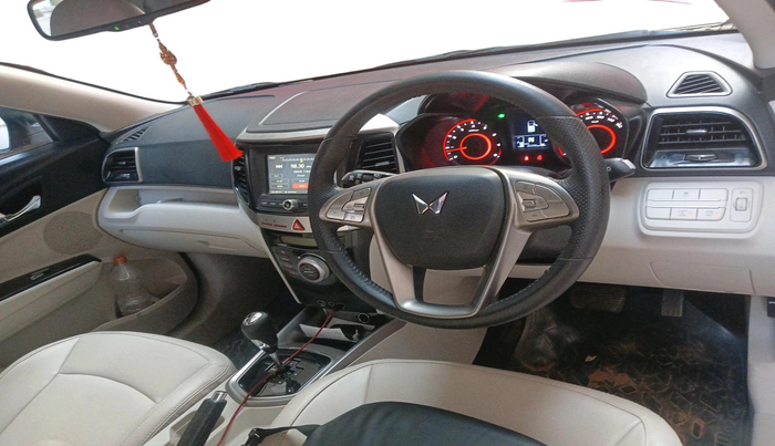 2022 Mahindra XUV300 W8 (O) 1.2 PETROL AMT, Petrol, Automatic, 35,158 km, interior