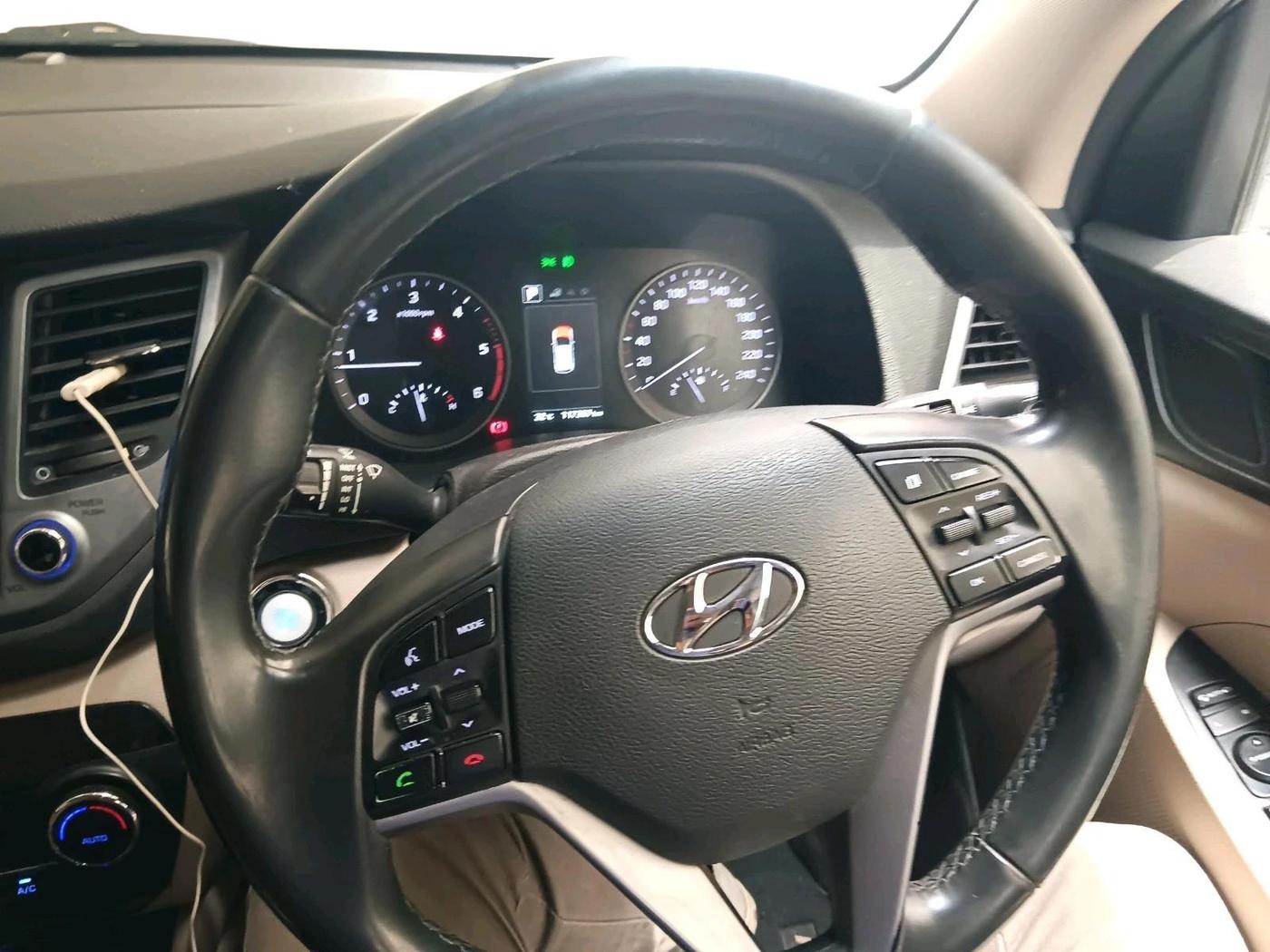2017 Hyundai Tucson GLS 4WD AT DIESEL, Diesel, Automatic, 1,17,387 km, interior