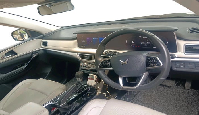2022 Mahindra XUV700 AX 7 P AT 7 STR, Petrol, Automatic, 29,994 km, interior