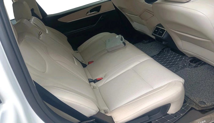 2022 Mahindra XUV700 AX 7 P AT 7 STR, Petrol, Automatic, 29,994 km, interior